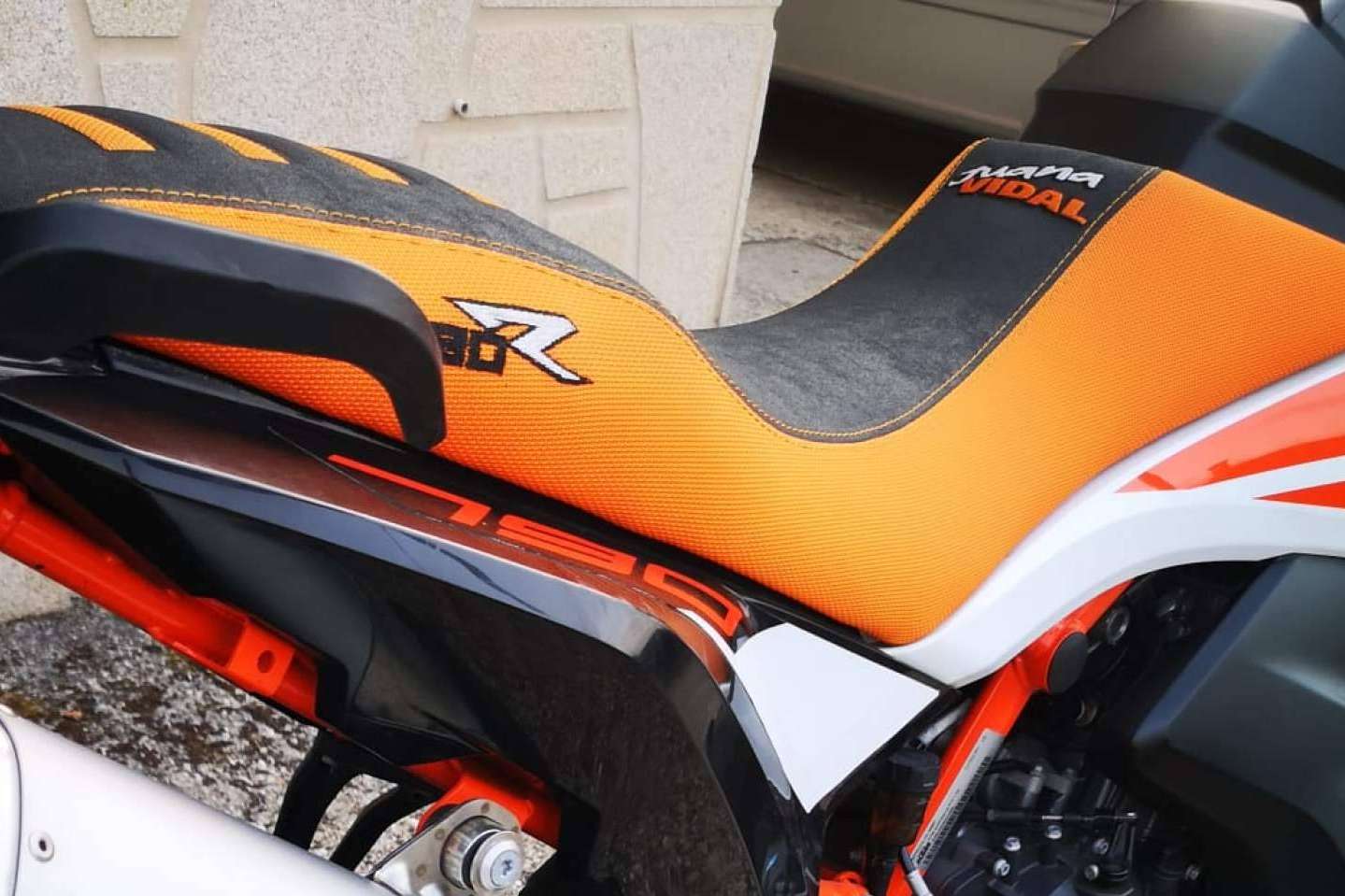 Lograr un mayor agarre con asientos de motos antideslizantes, con JM-FUNDAS