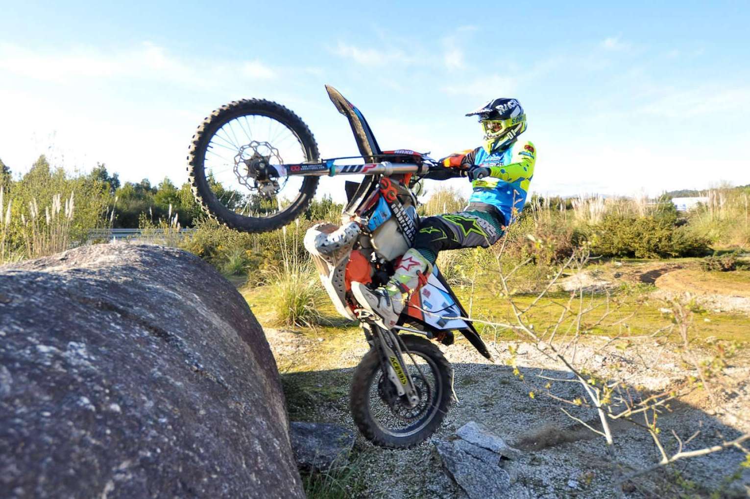 Plásticos y adhesivos para motos offroad de la mano de ADHESIVOSEMBARRADOS