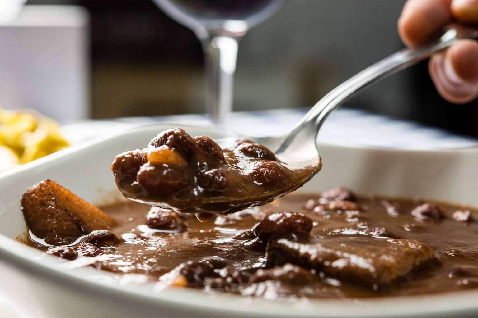 Probar las alubias de Tolosa en el restaurante Órdago en Madrid