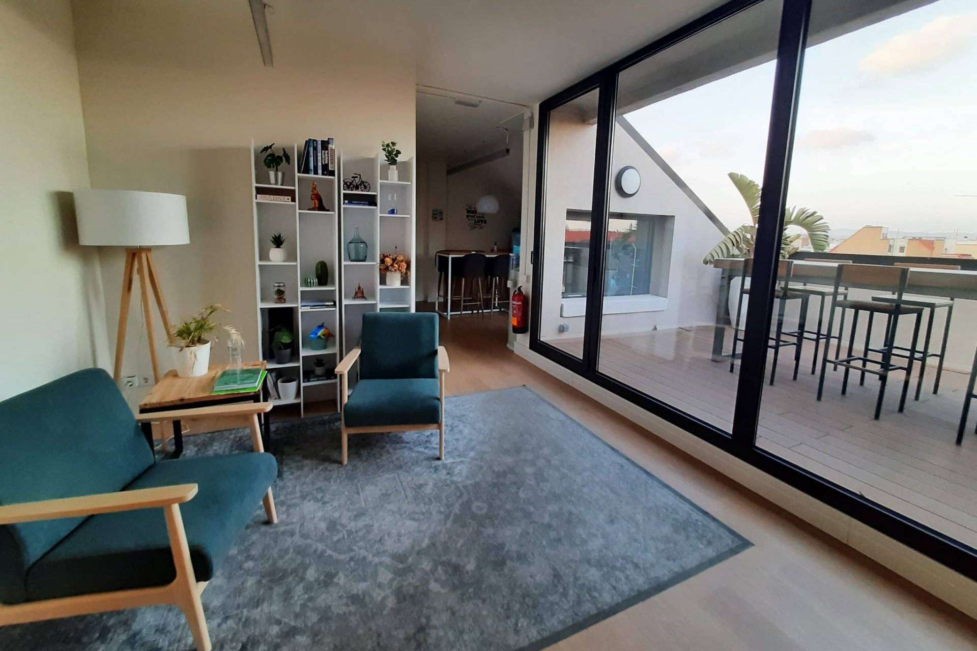 Una plataforma digital especializada en oficinas flexibles, Sitandplug