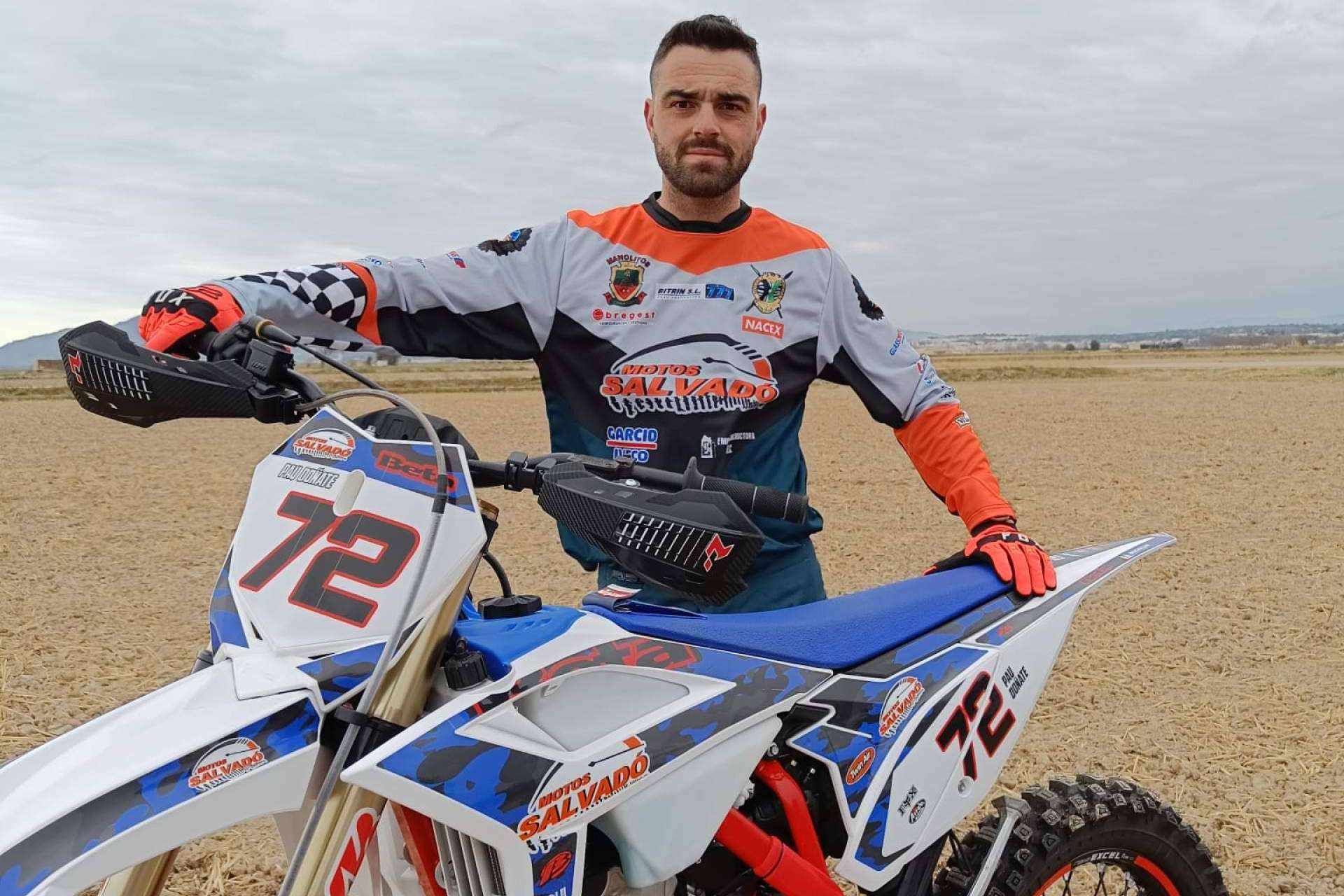 ADHESIVOSEMBARRADOS y sus equipaciones personalizadas para los amantes de las motos