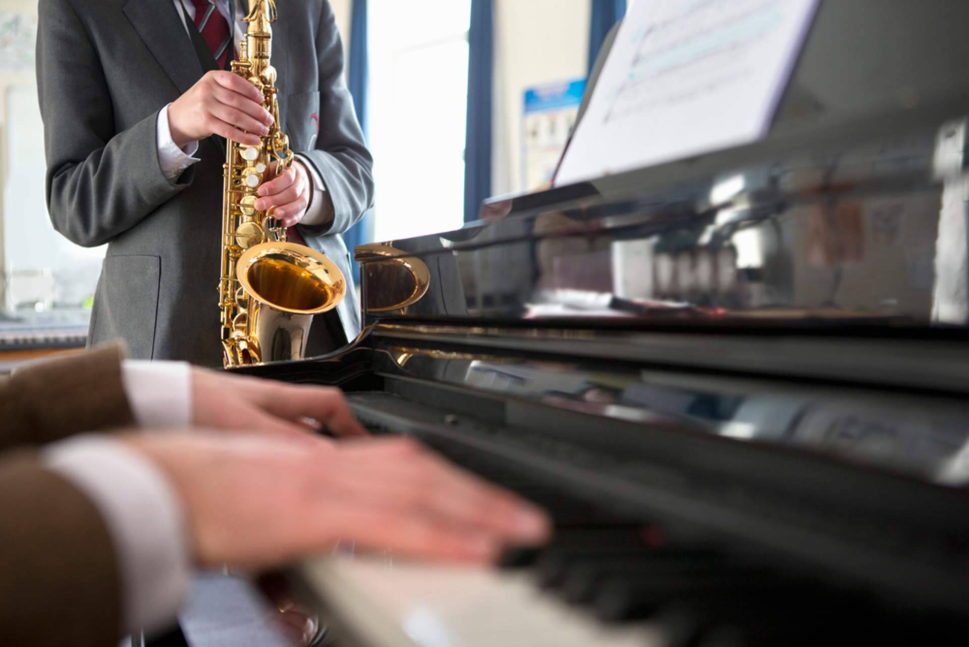 Cursos de formación musical para aprender a tocar instrumentos clásicos y modernos, con Escuela de Música La Clave