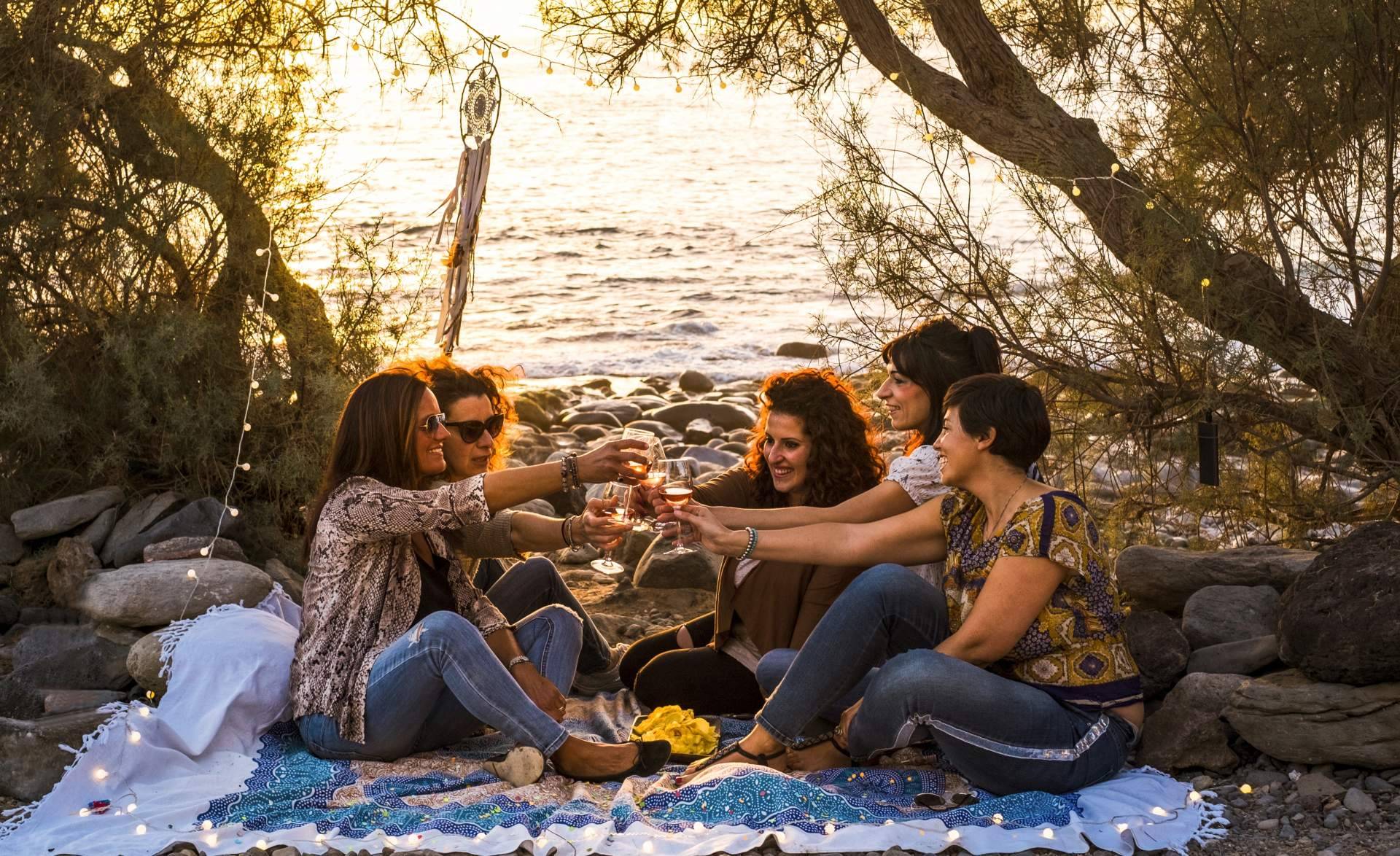 Solteros para vivir experiencias y viajes en compañía como solución a la soledad impuesta, la búsqueda de THE CLUB EMS
