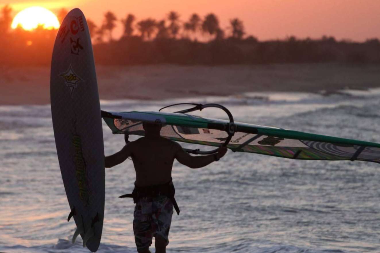 Wing Foil, el nuevo deporte de viento de moda que se puede practicar con Mucho Viento Viajes