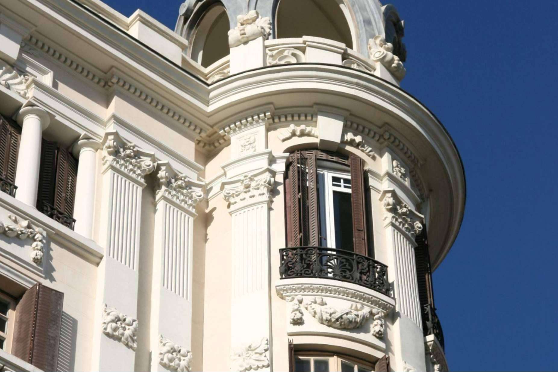 Trabajos de limpieza y restauración del patrimonio y mobiliario urbano con Galvañ Lacados