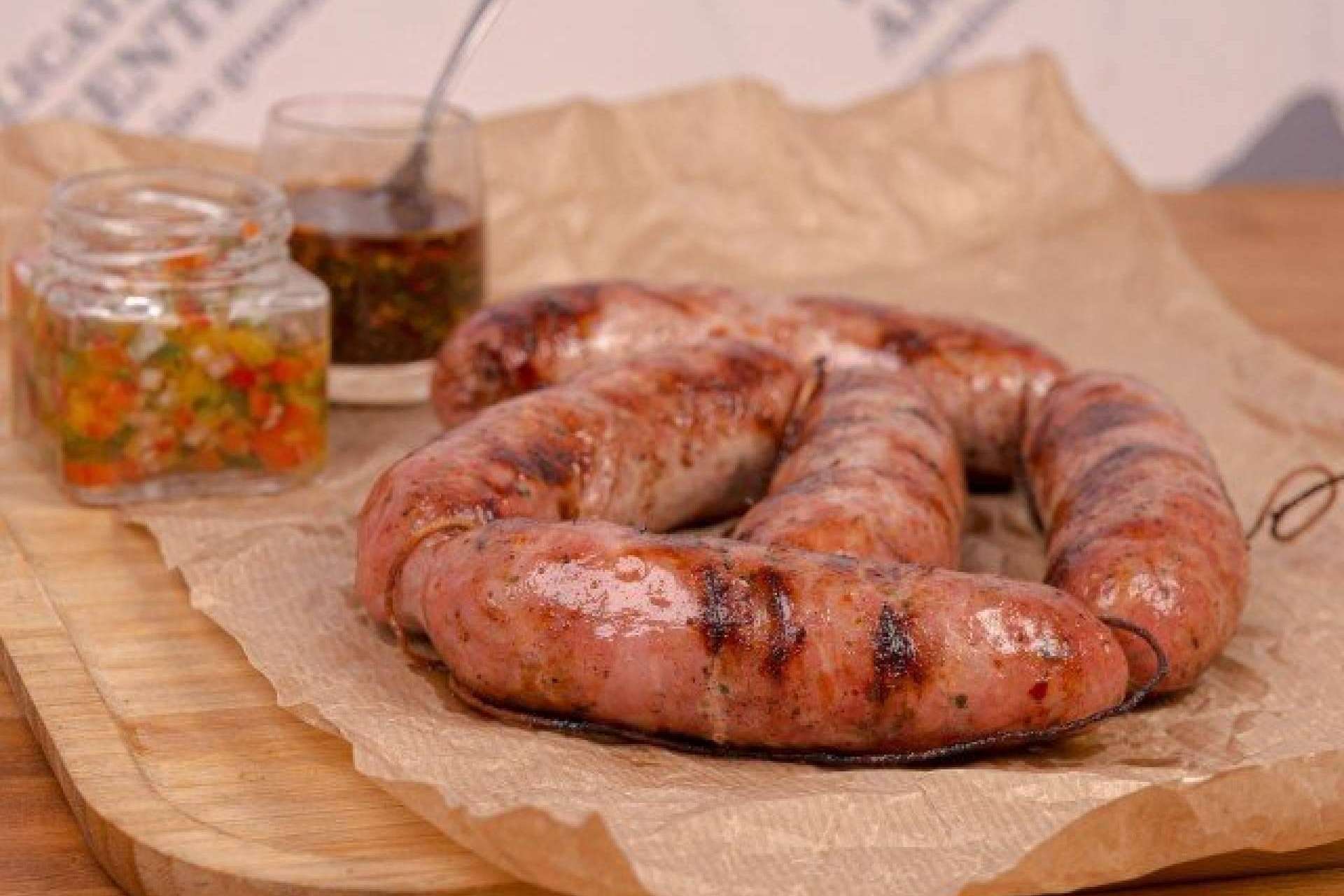 La preparación del chorizo criollo estilo argentino de Delicatessen Argentina