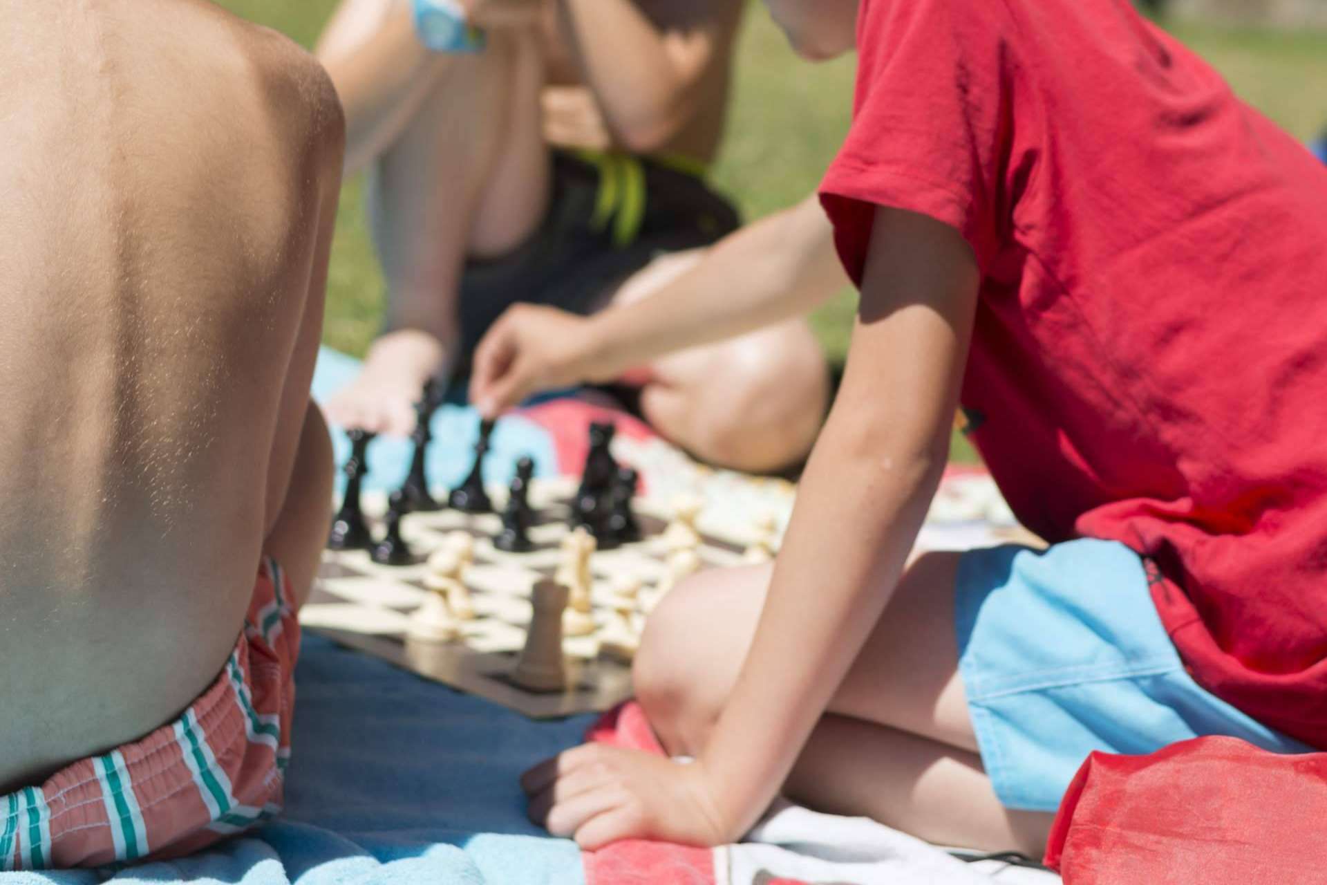 Beneficios que brinda el campamento de verano en Madrid organizado por Ajedrez Blanco y Negro