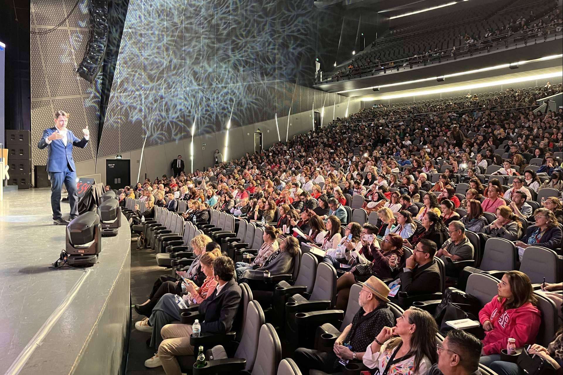 Más de medio millón de visualizaciones hacen viral una conferencia sobre habilidades sociales