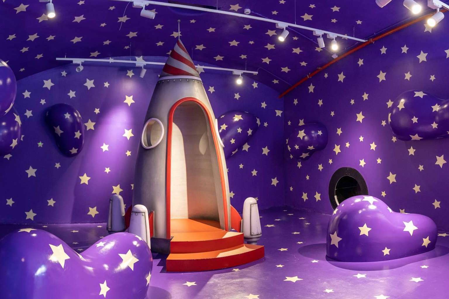 SWEET SPACE es una aventura interactiva, un viaje a la imaginación que se une con el concepto tradicional