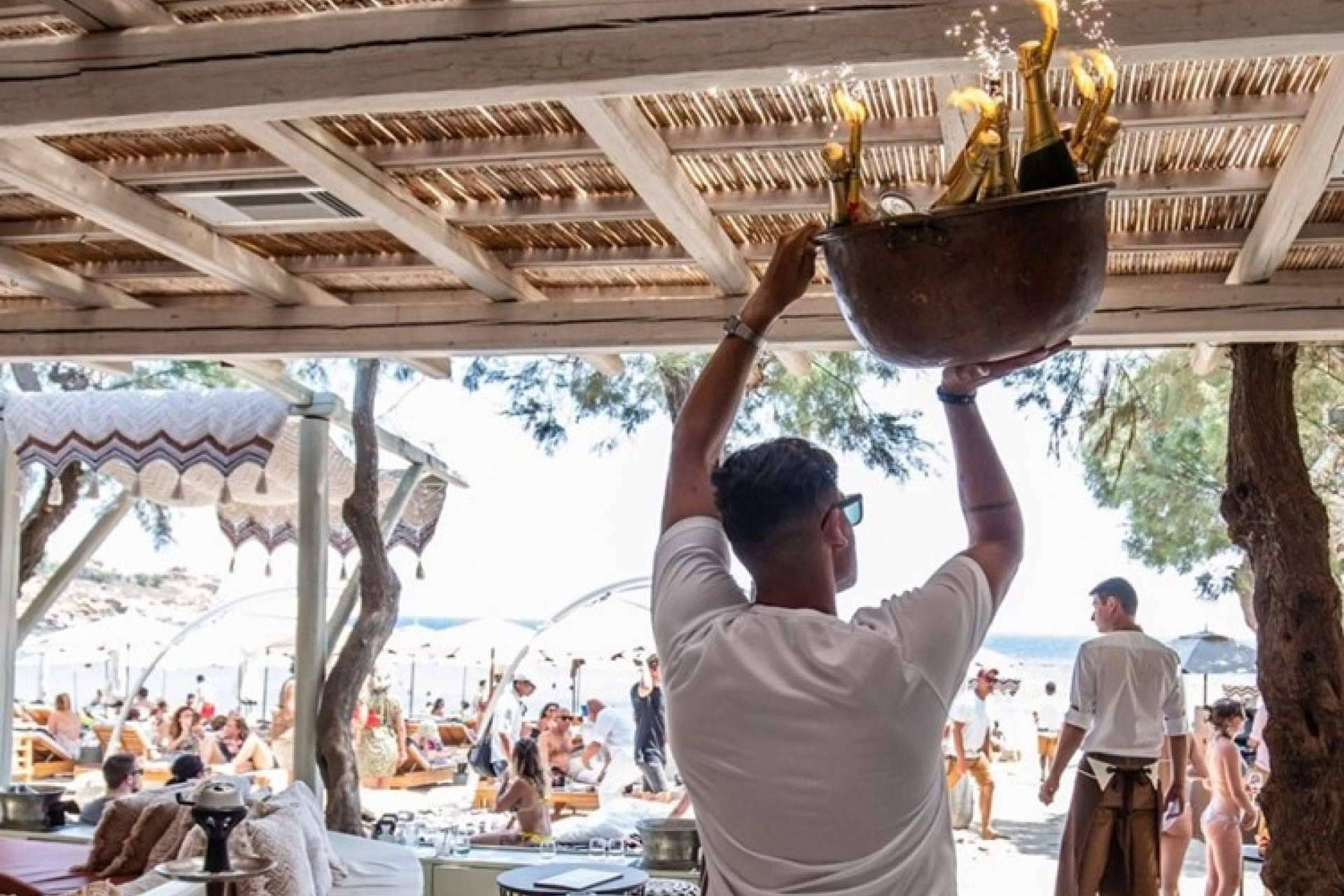 Lujo y aventuras increíbles en los clubes de playa en Mykonos, con LuxGroup