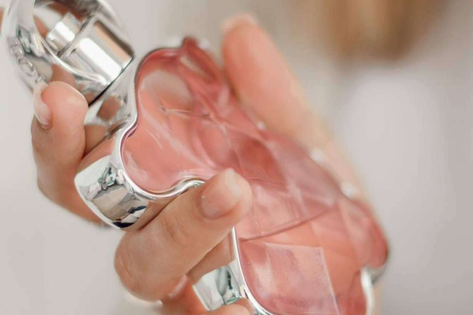 Un amplio catálogo de perfumes de mujer disponible en Perfumerías Laguna