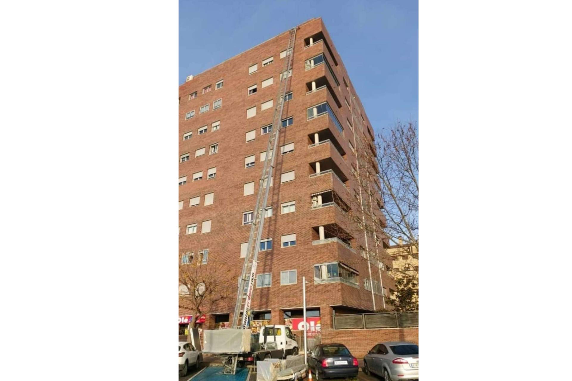 Alquiler de grúas montamuebles, un servicio que ha impulsado el éxito de Mudanzas Crespo