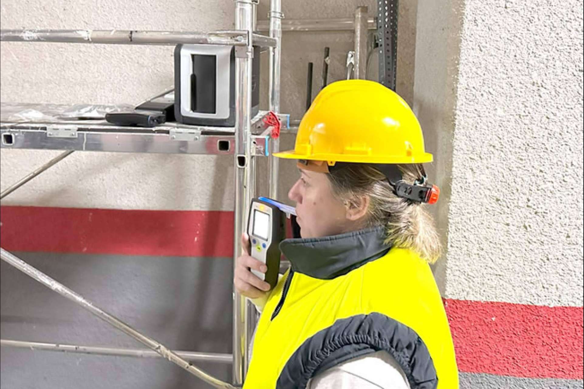 ¿Qué aspectos debe incluir un plan de actuación para el control de alcohol y drogas en el trabajo?