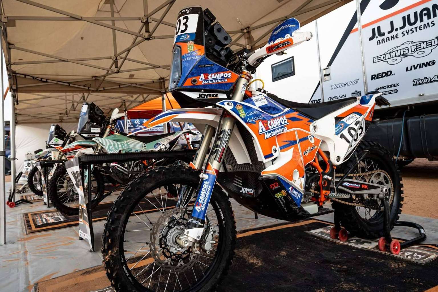 ADHESIVOSEMBARRADOS cuenta con un amplio catálogo de kits de adhesivos para motos de múltiples marcas