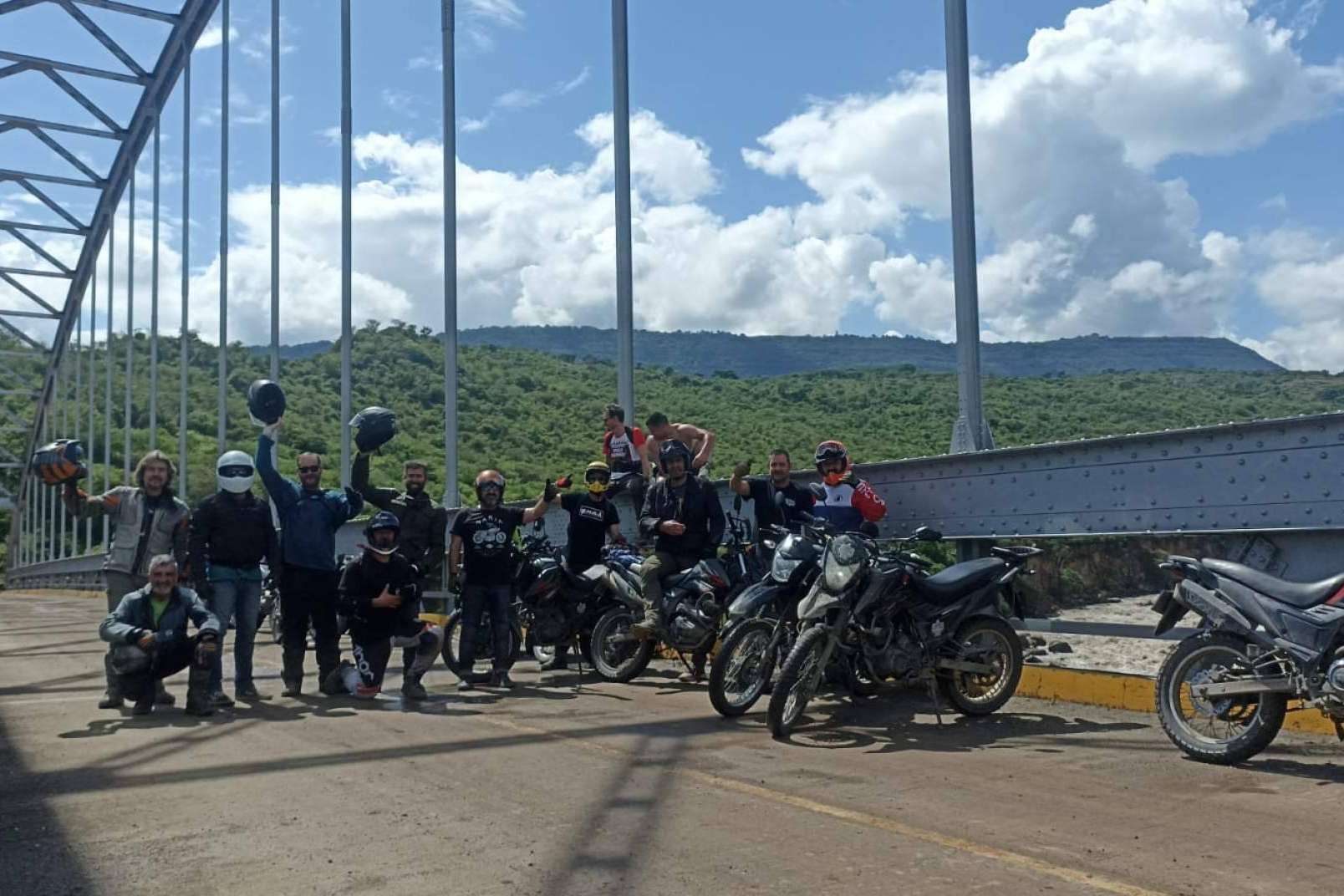 Visitar las montañas, playas y pueblos coloniales de Colombia en moto con Motorbeach Viajes