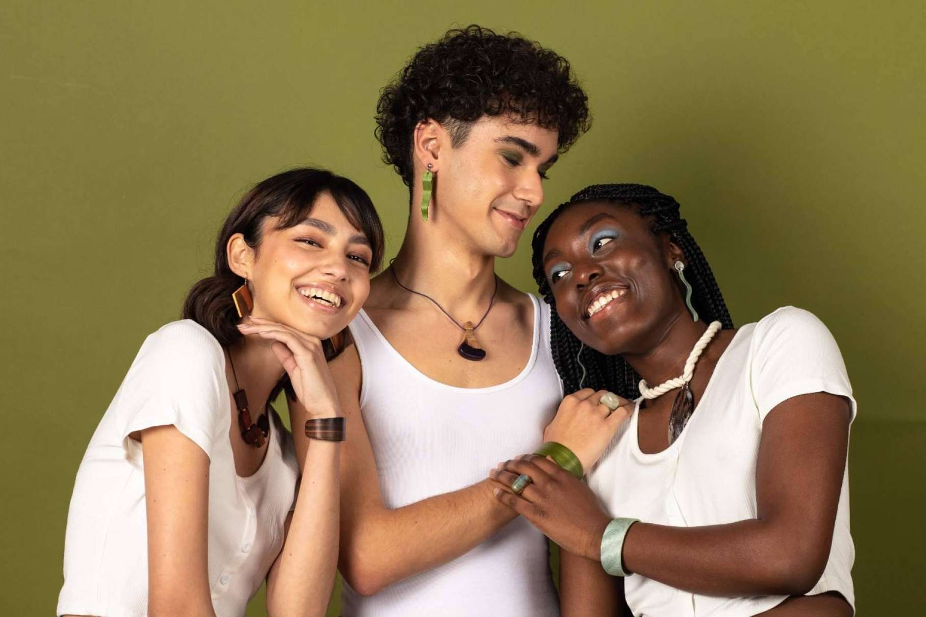 Accesorios de Madera Joyas apuesta por la moda inclusiva con joyería en madera unisex