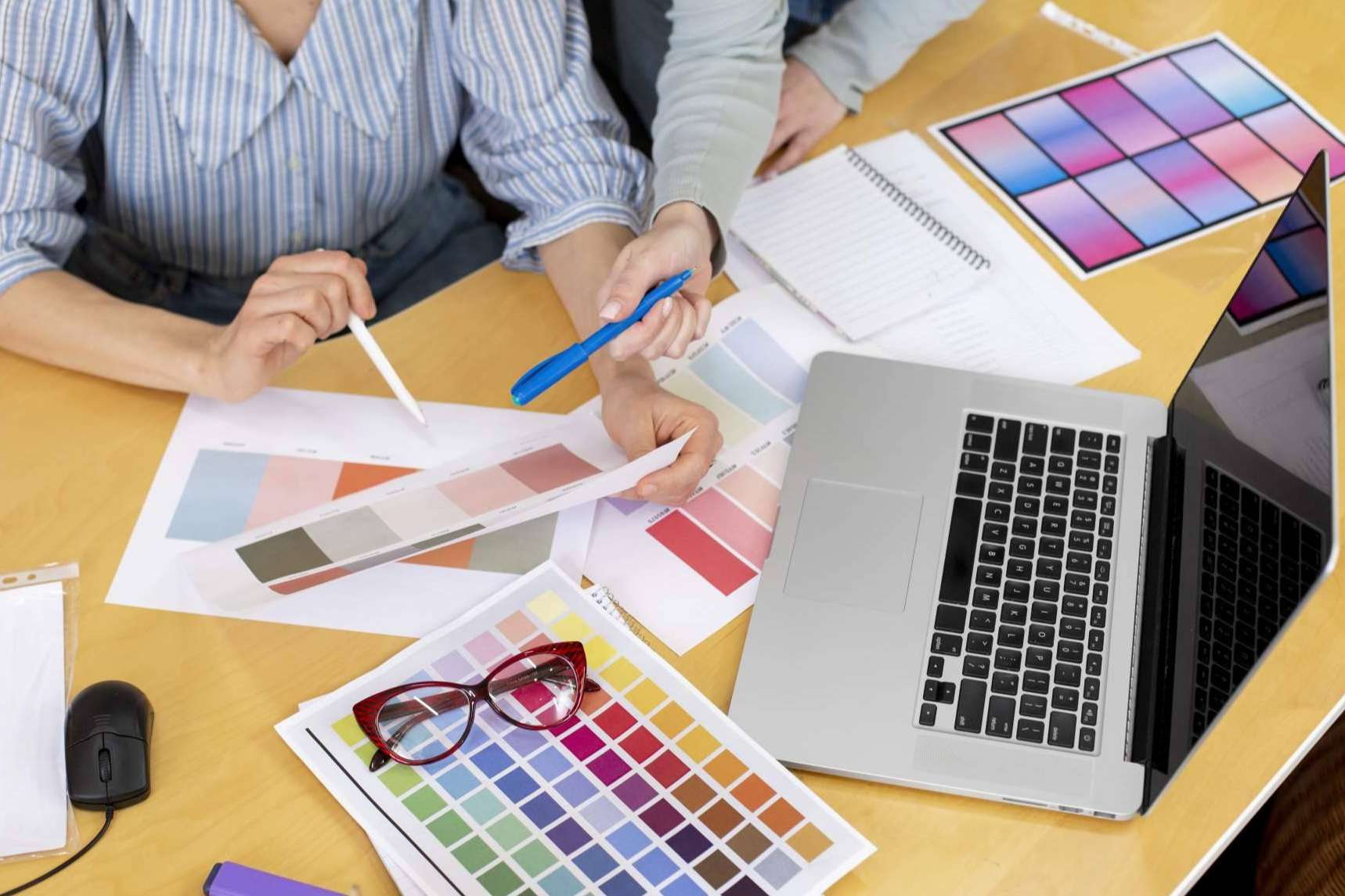 Cómo un estudio de diseño puede ayudar a las pymes con su imagen y las ventas, por A2 colores