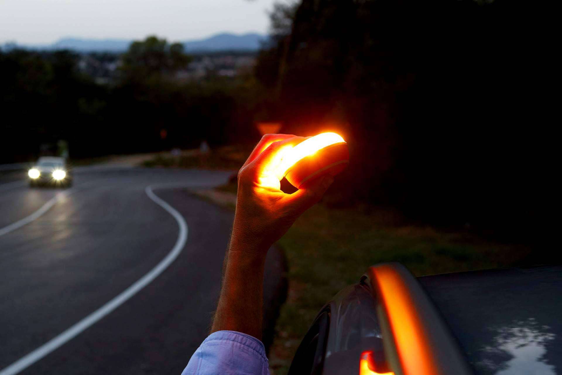 FlashLED SOS; El dispositivo de preseñalización V16 que redefine la seguridad vial