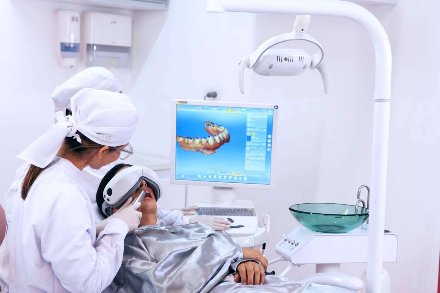 El diseño de sonrisa de Odontología Marlon Becerra atrae a pacientes de diversas nacionalidades
