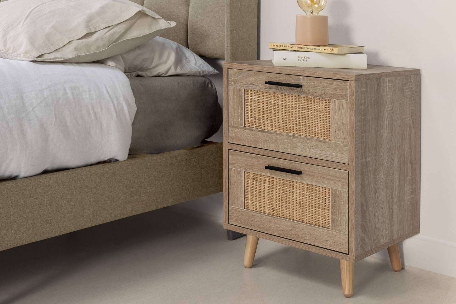 Variedad de estilos en mesitas de noche para dormitorio