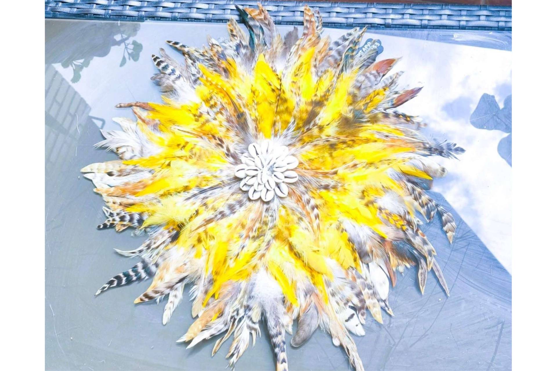 Decorar la pared con adornos de plumas, de la mano de Bali Jewels y sus juju hats artesanales