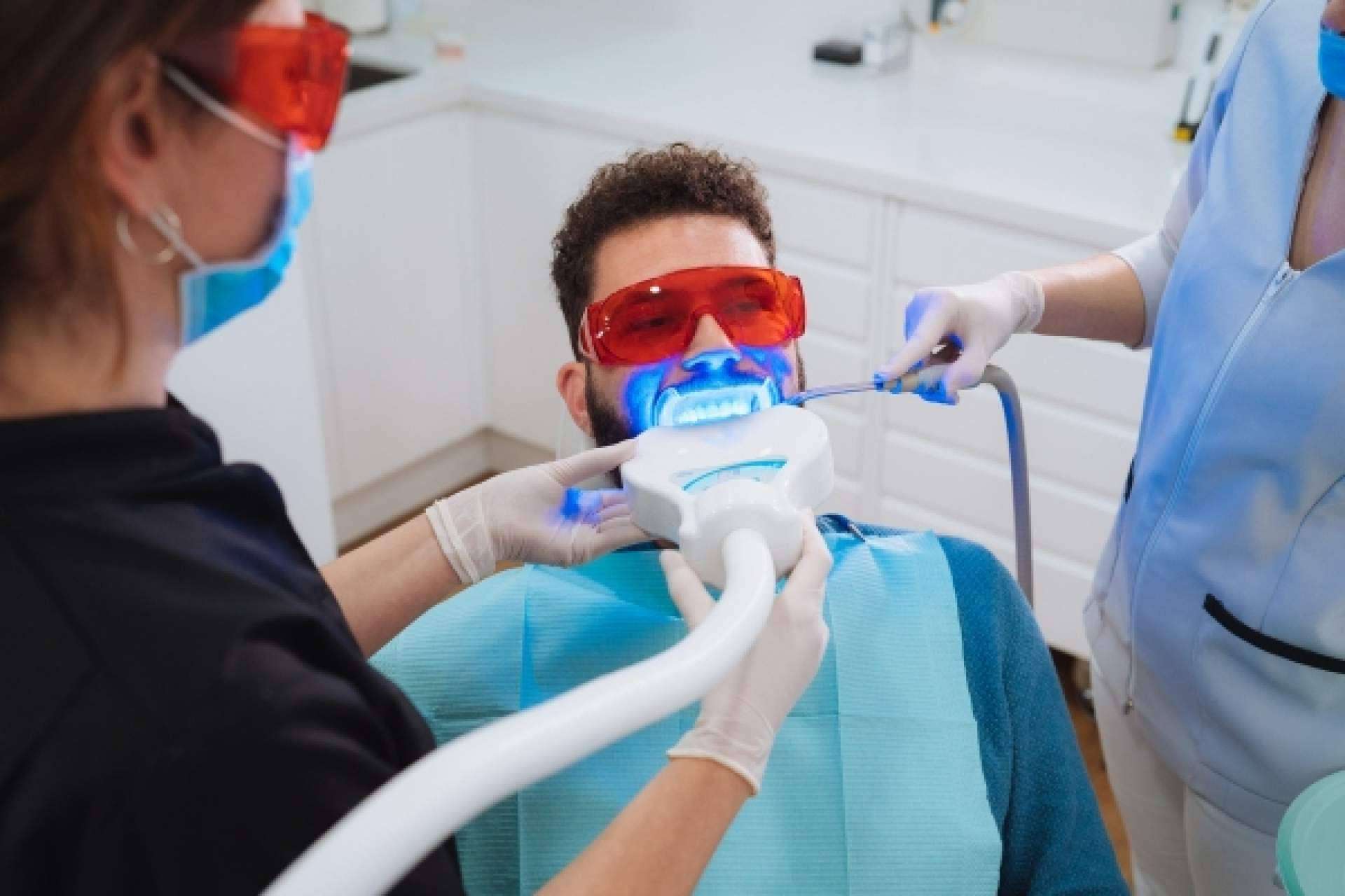 Conseguir una sonrisa saludable con los servicios de odontología avanzada de Denty Dent