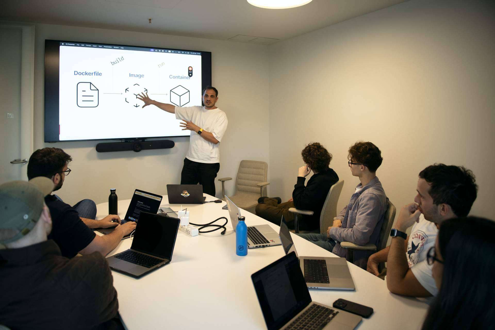 arol.dev ofrece una novedosa solución que revoluciona el Onboarding de nuevos ingenieros en empresas tecnológicas