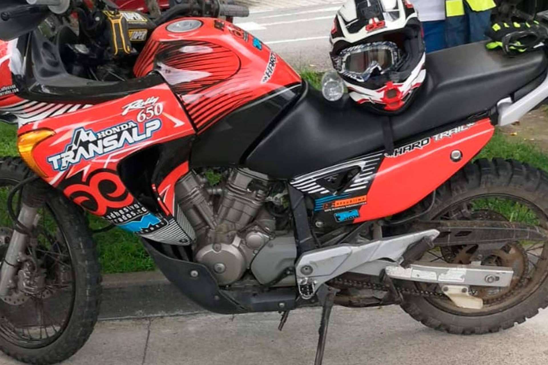 ADHESIVOSEMBARRADOS ofrece la oportunidad de renovar la imagen de una moto con sus pegatinas personalizadas