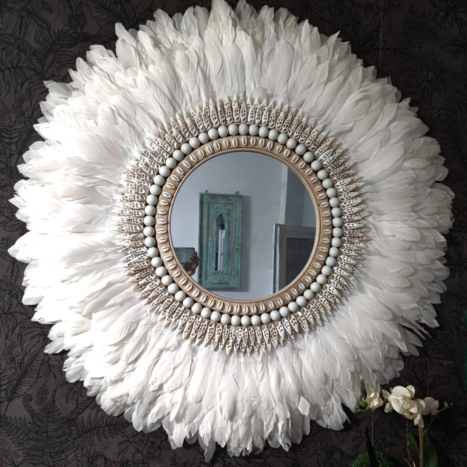 La colección de espejos de plumas de Bali Jewels aporta autenticidad y estilo natural al hogar