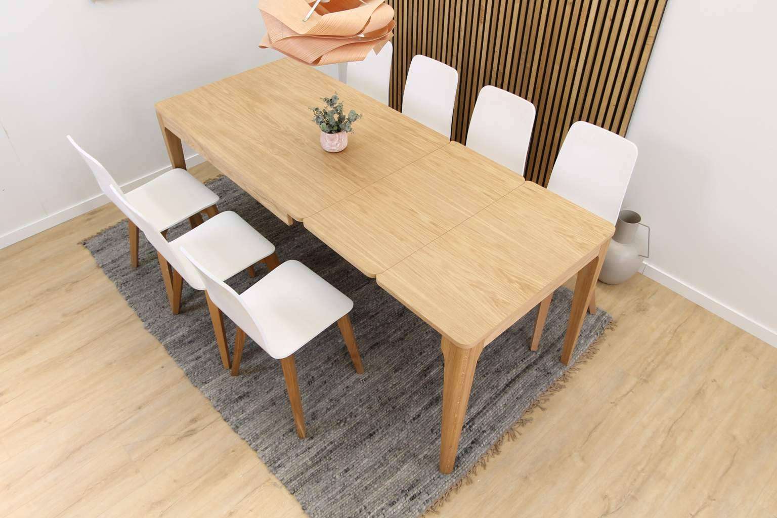 TusMesasysillas.com apuesta por mesas extensibles en roble y adaptables hasta 3 metros