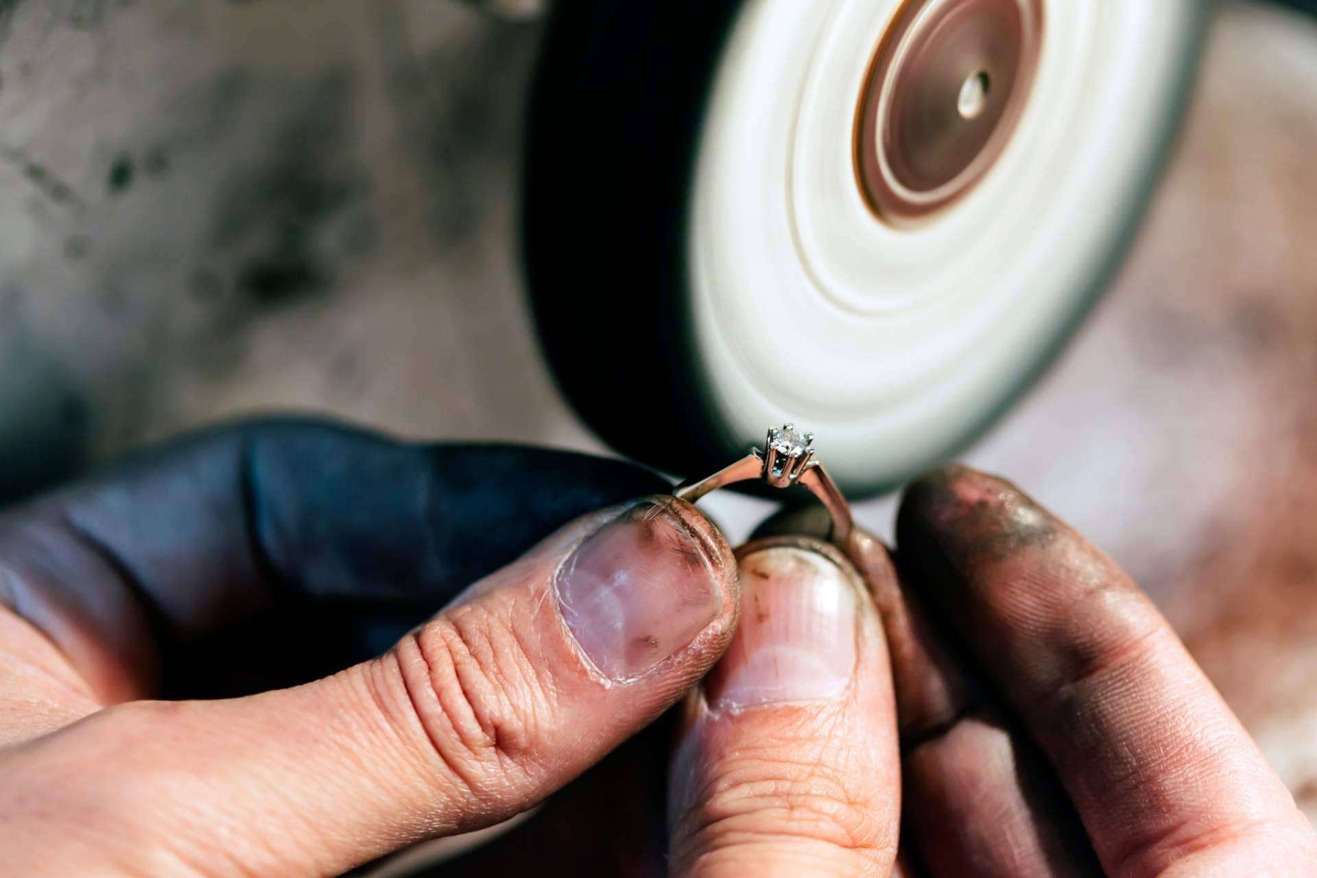 Luis Cortés Joyeros, 23 años apoyando el amor con joyas personalizadas y de calidad premium