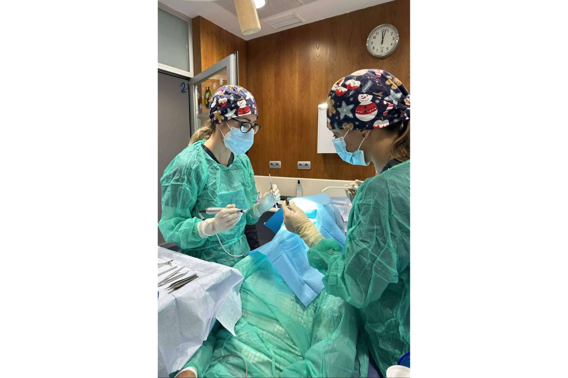 En Gijón, la Clínica Dental Dr. Espinosa transforma sonrisas con sus implantes dentales este Año Nuevo
