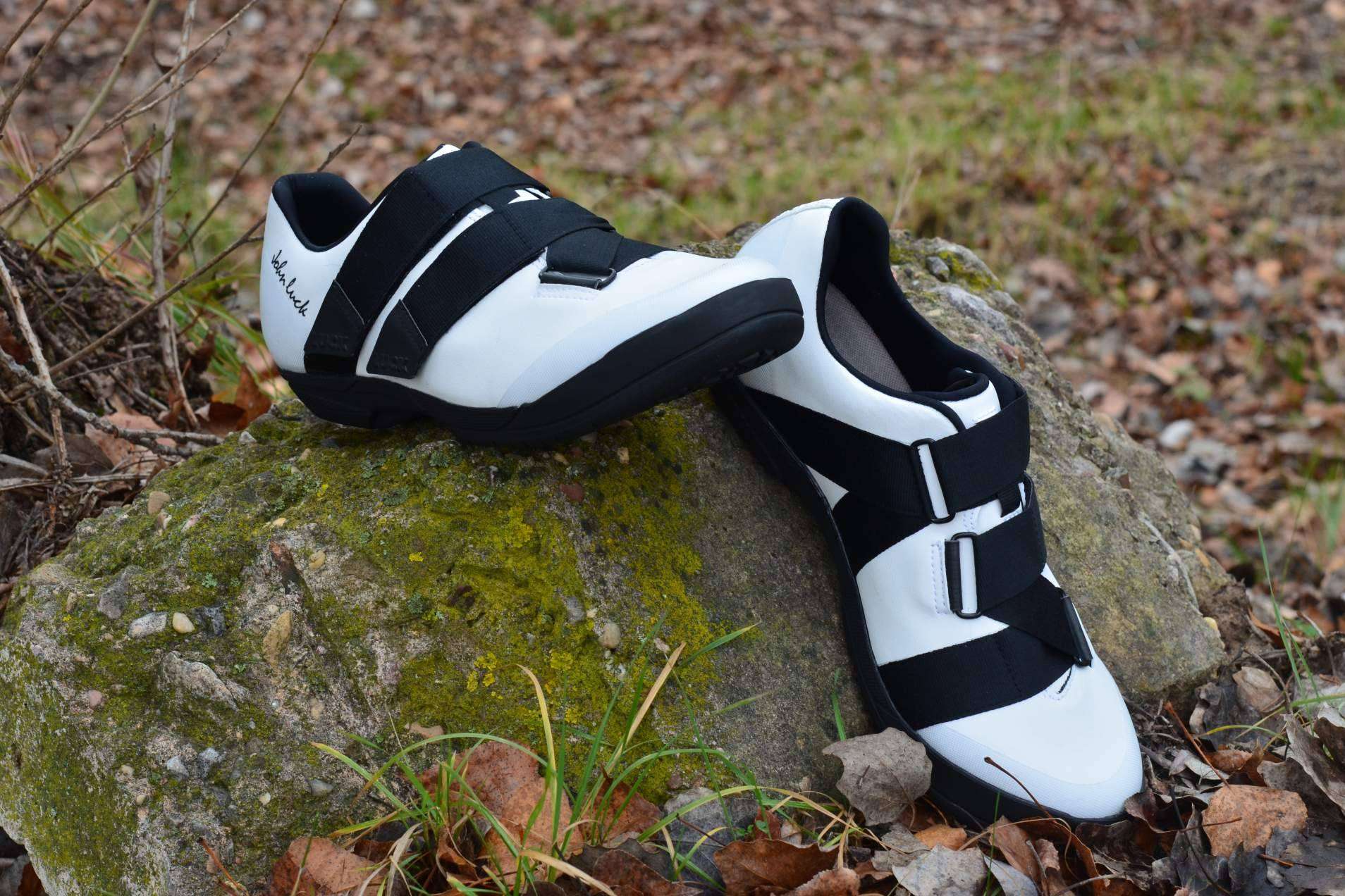 La revolución del ciclismo; John Luck presenta las primeras zapatillas con horma respetuosa