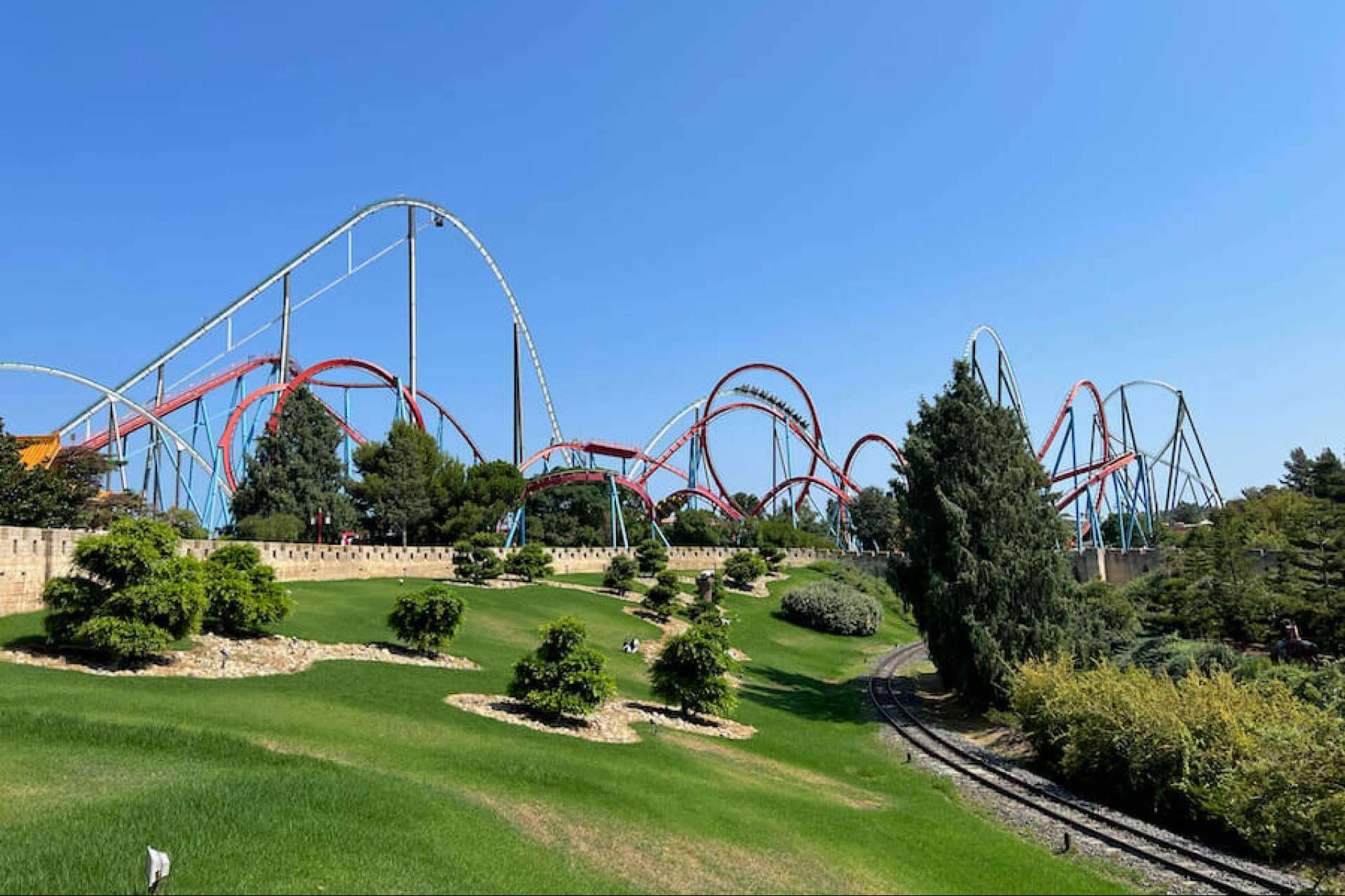 PortAventura; cuatro itinerarios para cuatro formas de vivir el parque (y evitar colas innecesarias)