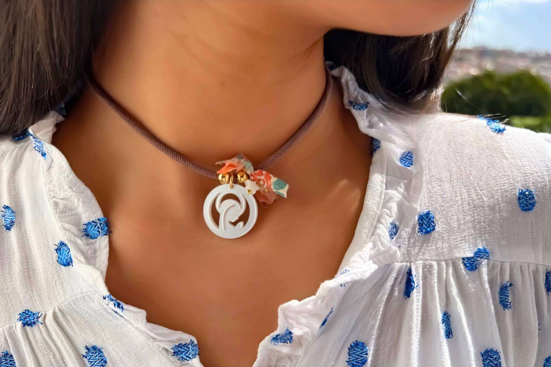 El verano se llena de color con las pulseras Liberty y el colgante virgen niña de Happy Pulseras