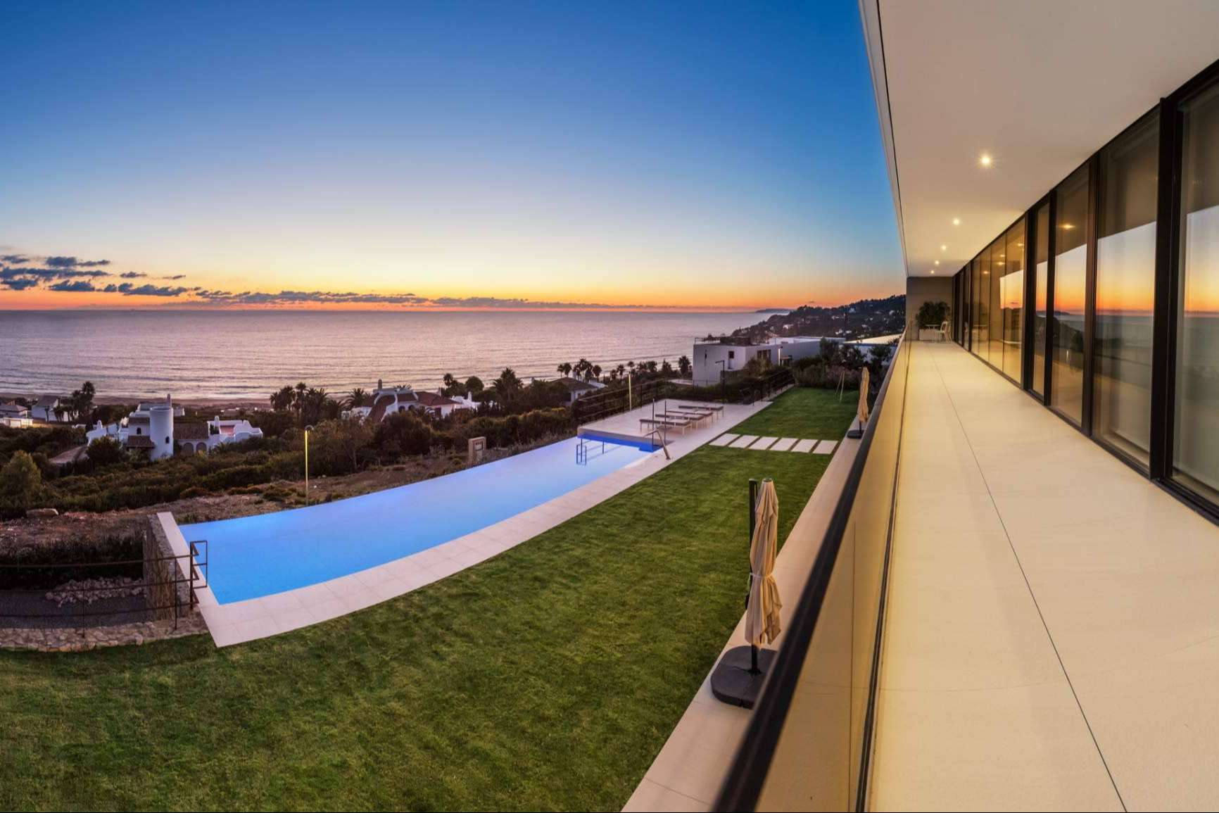 Villa Alkaram ofrece una experiencia vacacional de lujo con piscina privada y jacuzzi en Zahara de los Atunes