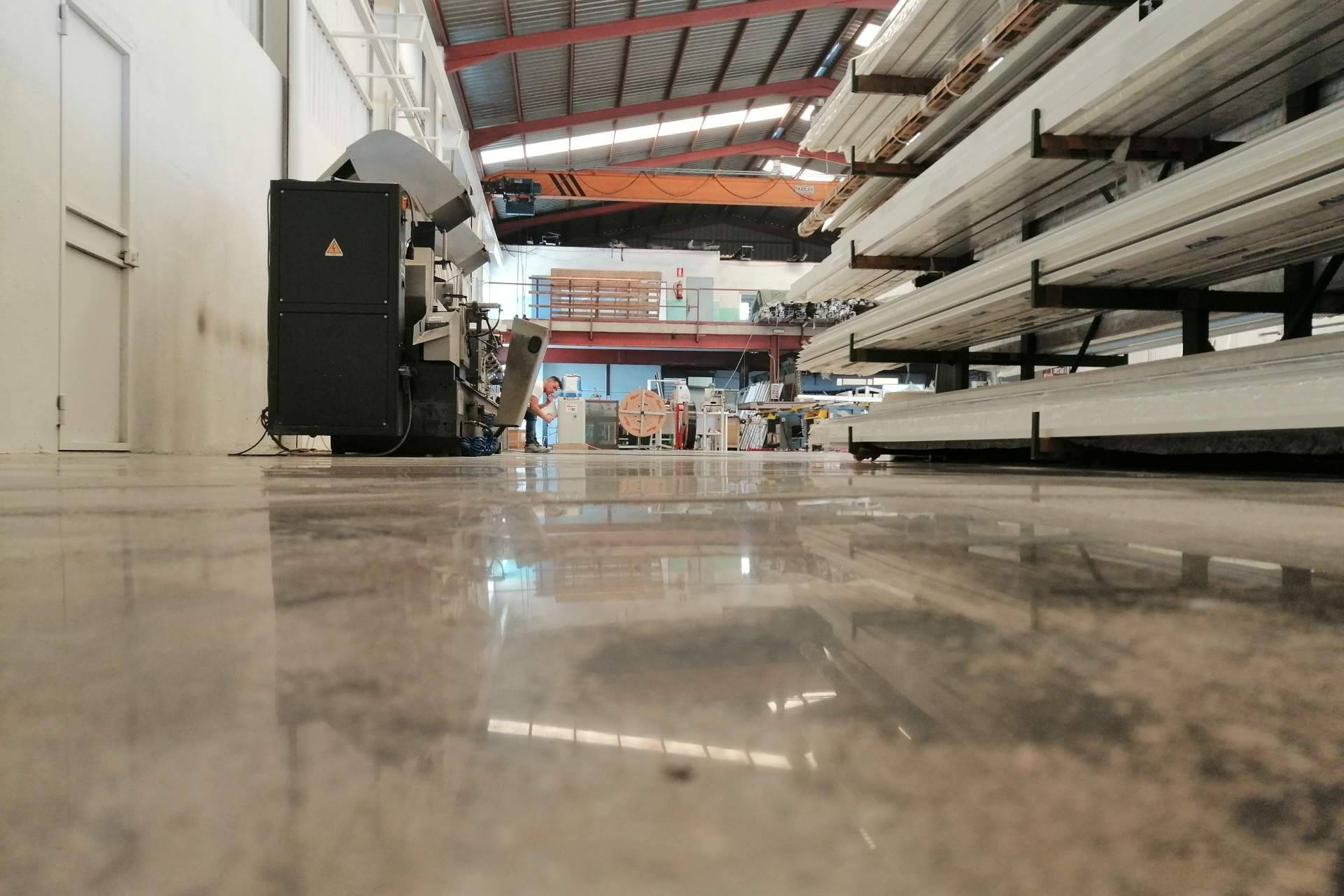 Centros logísticos y naves industriales mejoran su pavimento con el micro pulido de hormigón de Serviarnau