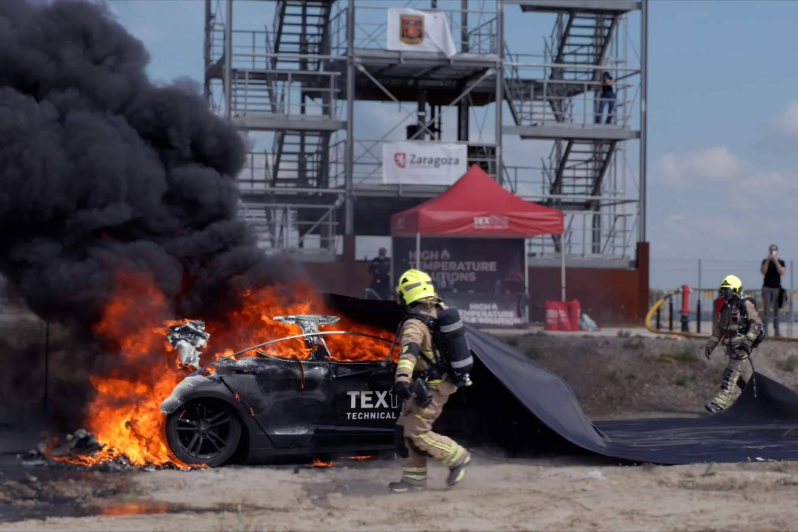 Texfire valida sus mantas ignífugas en una prueba real con un coche eléctrico en combustión