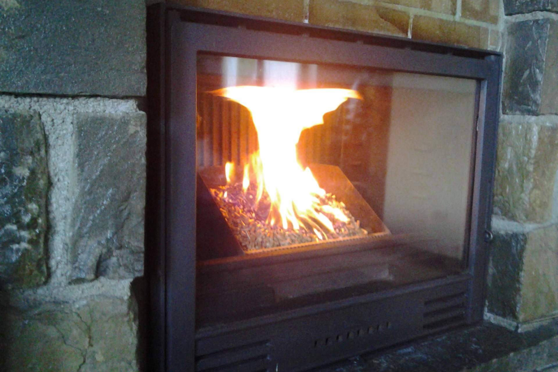 Las comodidades y ventajas del uso de pellets en chimeneas y estufas de leña
