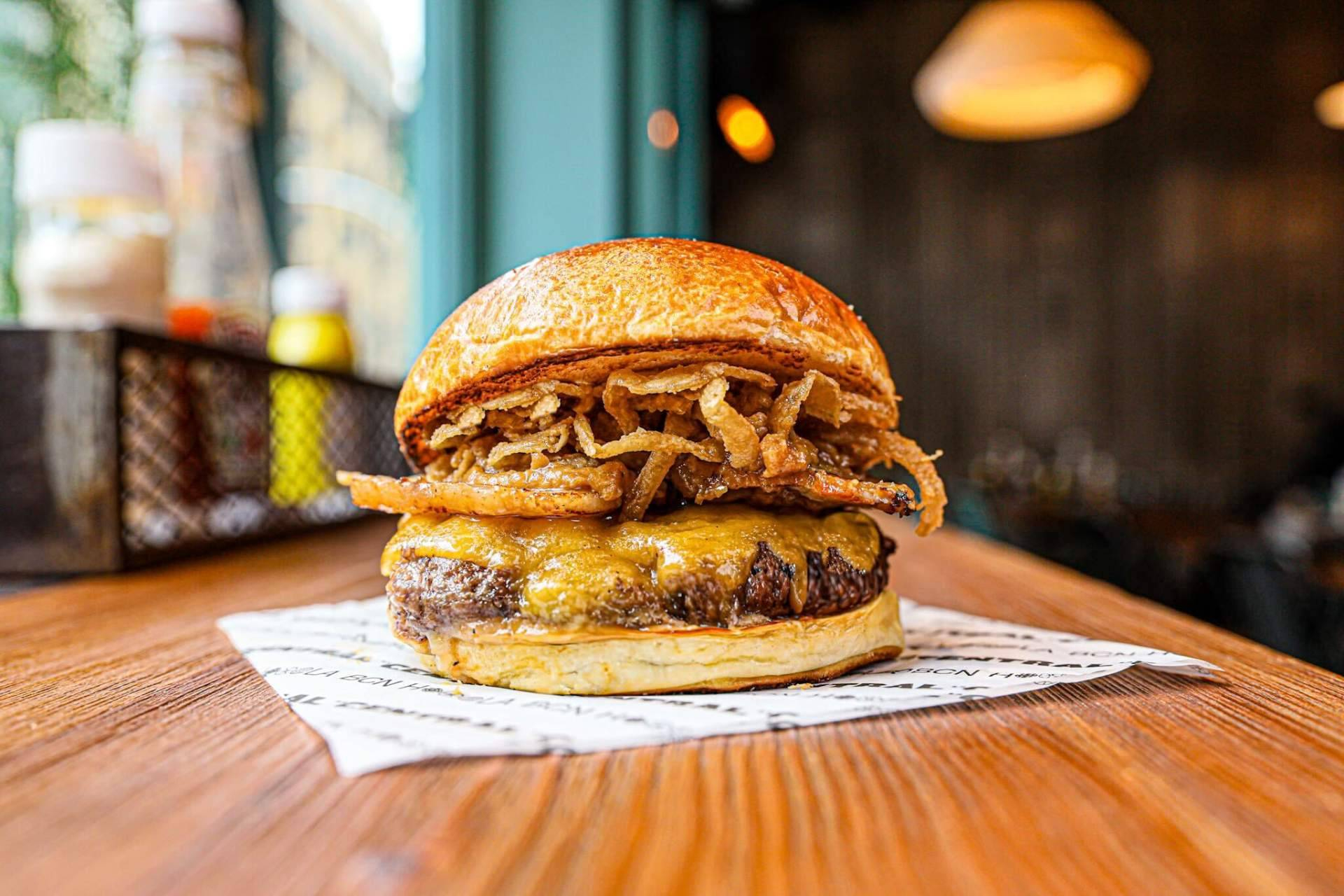 La Central actualiza su carta de hamburguesas y sigue conquistando a los amantes de las burgers en BCN