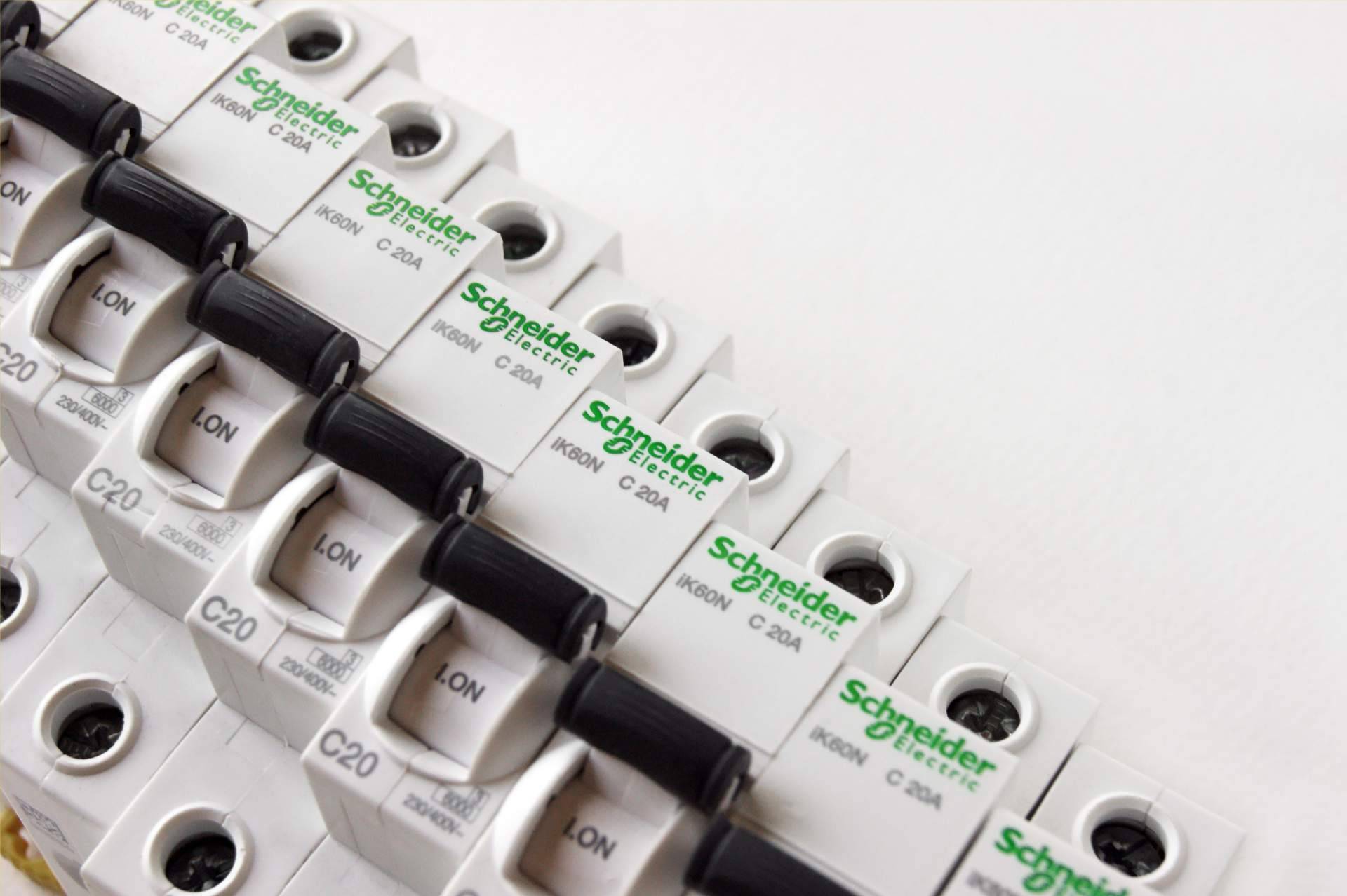 Cadenza Electric concentra stock de material eléctrico Schneider para proyectos eléctricos sin esperas