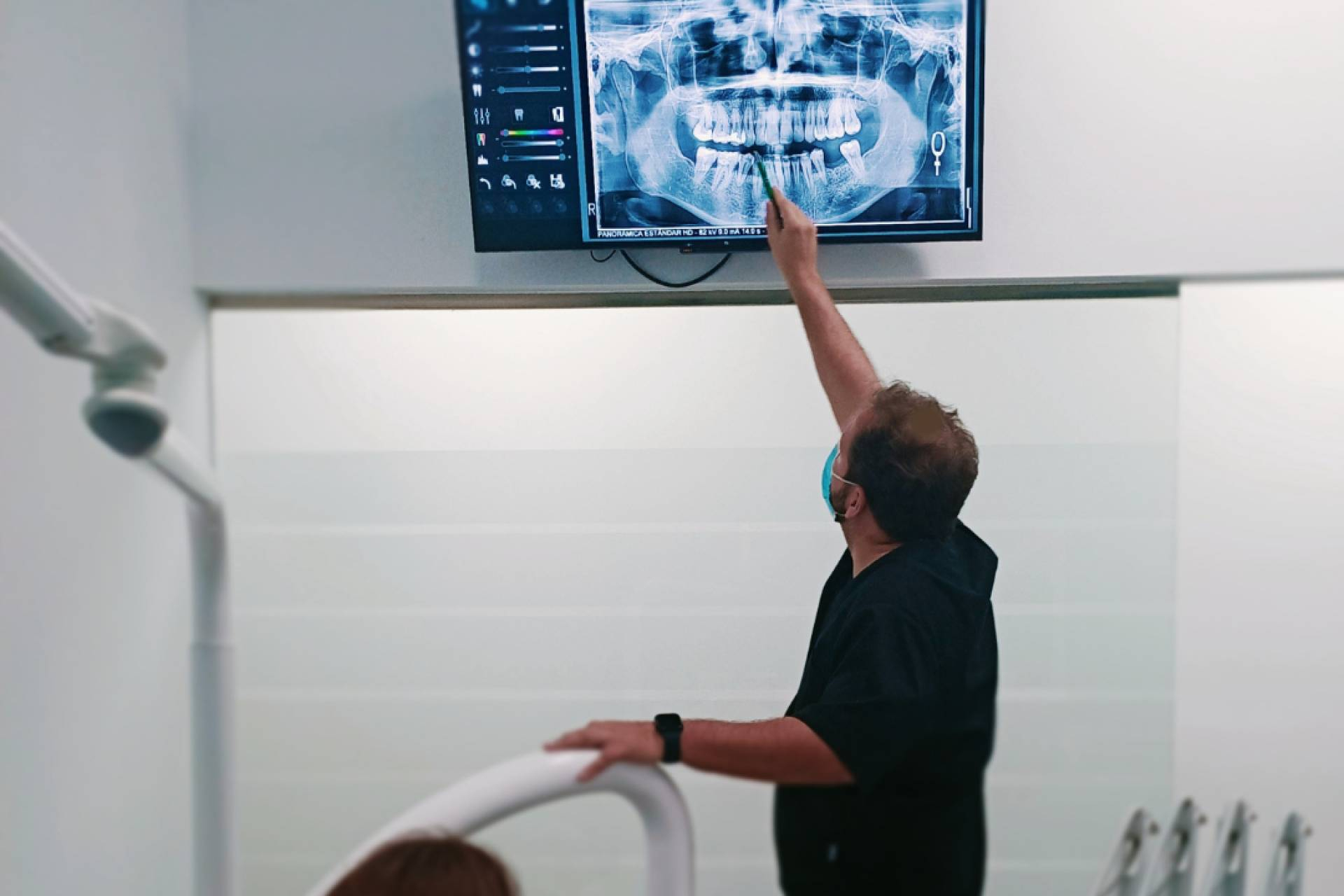Implantes dentales; qué diferencia un tratamiento duradero de uno que puede fallar